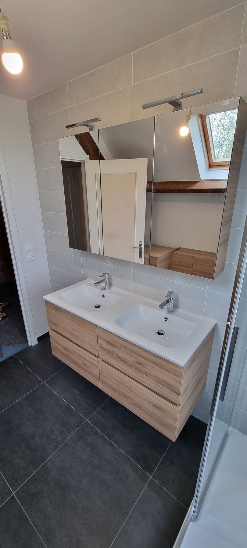 Meuble vasque en bois clair