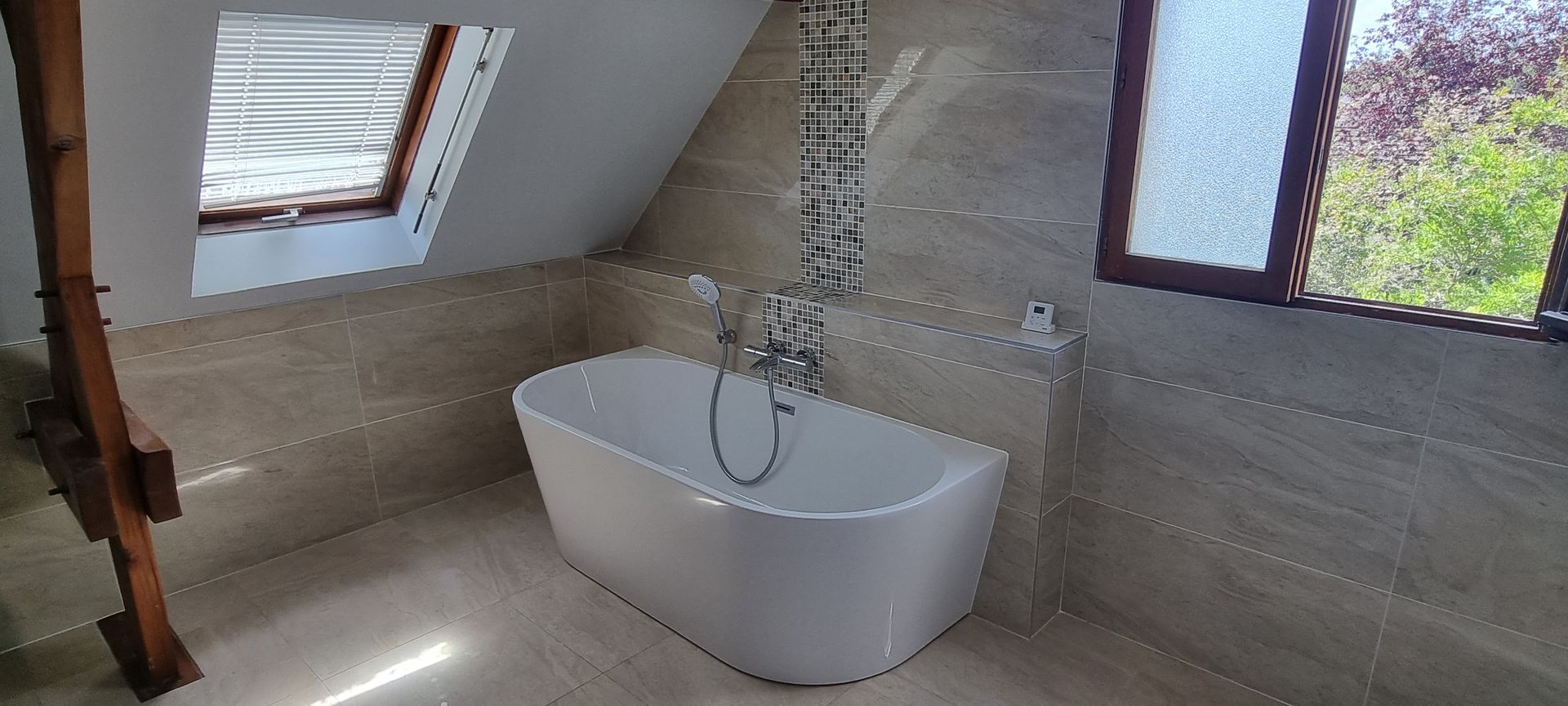 Baignoire dans une salle de bains