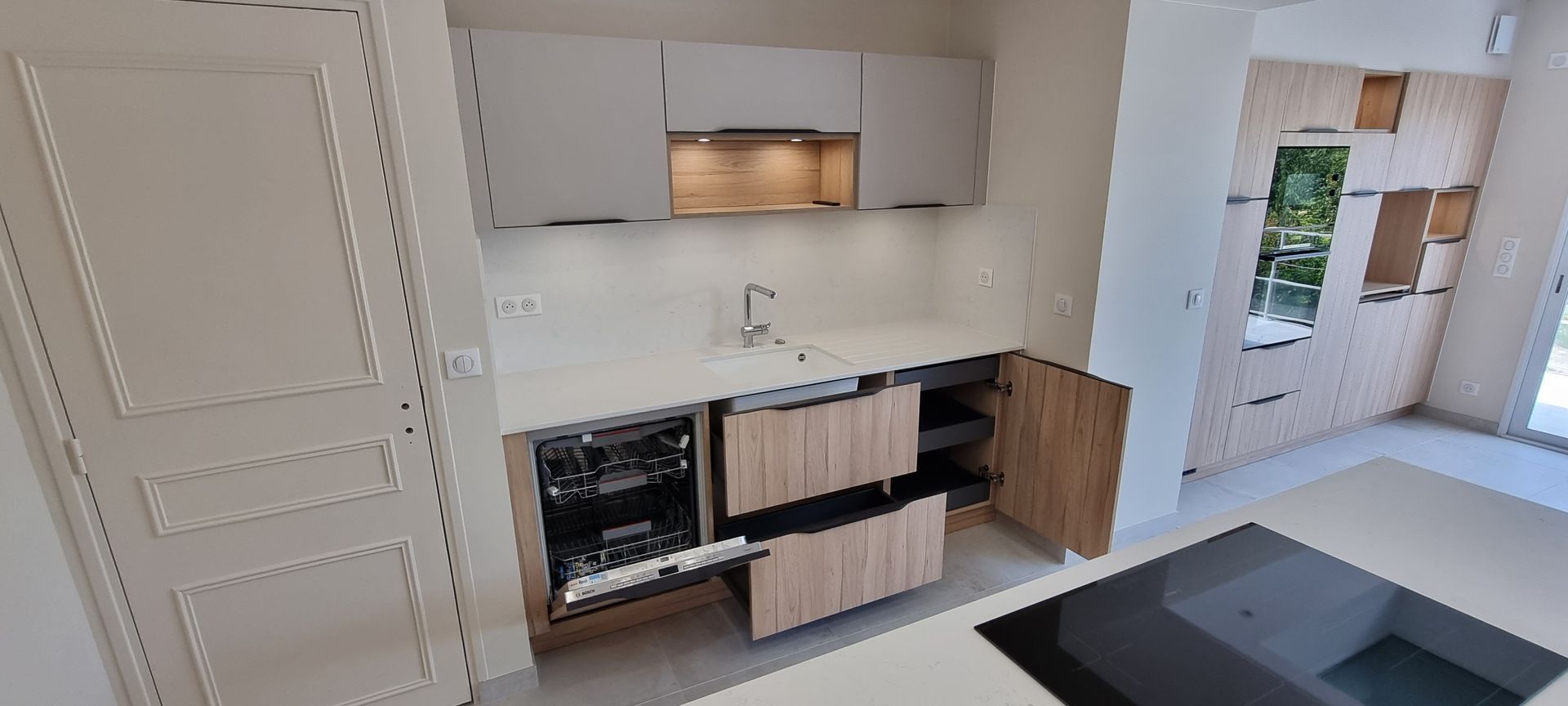 Cuisine blanche et portes en bois