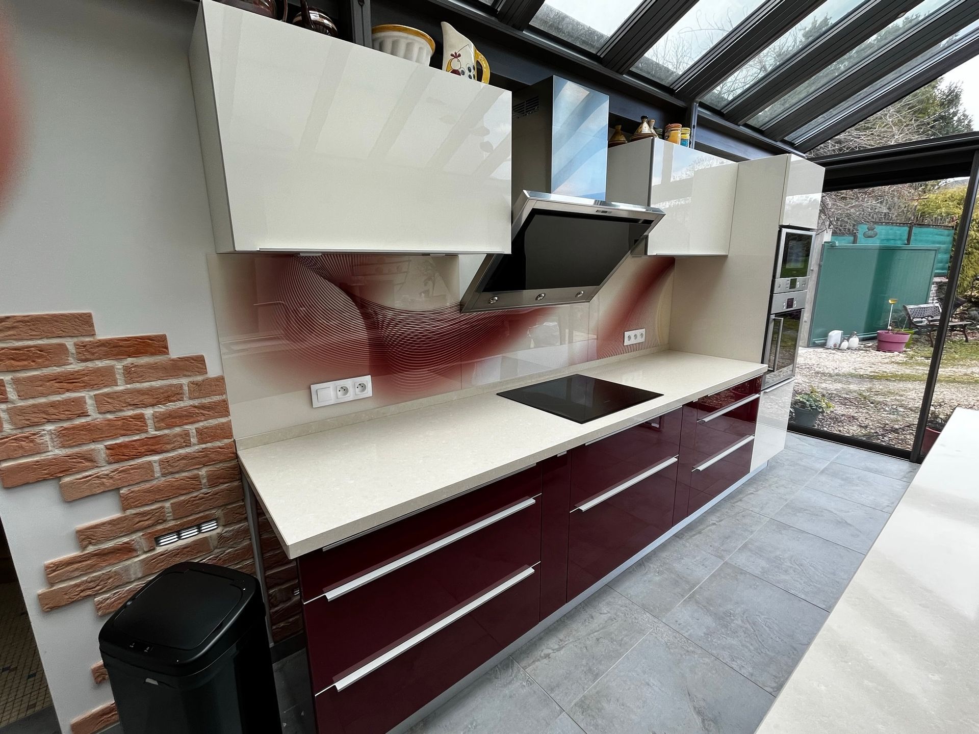 Cuisine rouge dans un loft