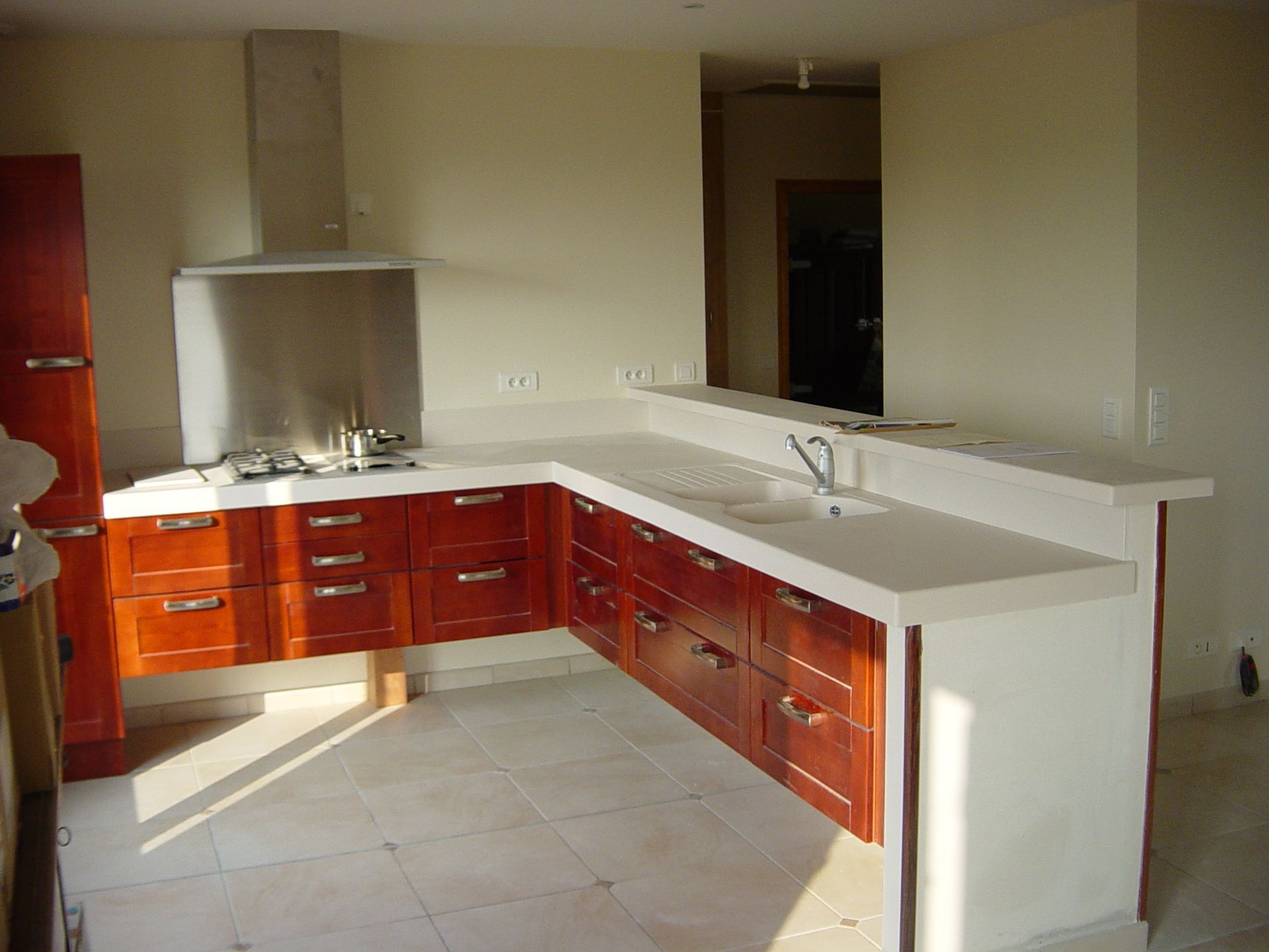 Cuisine en bois et plan de travail blanc