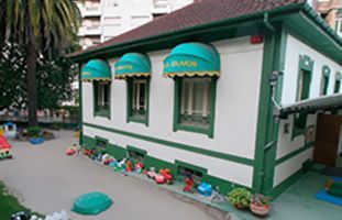 Los Olivos parte exterior escuela