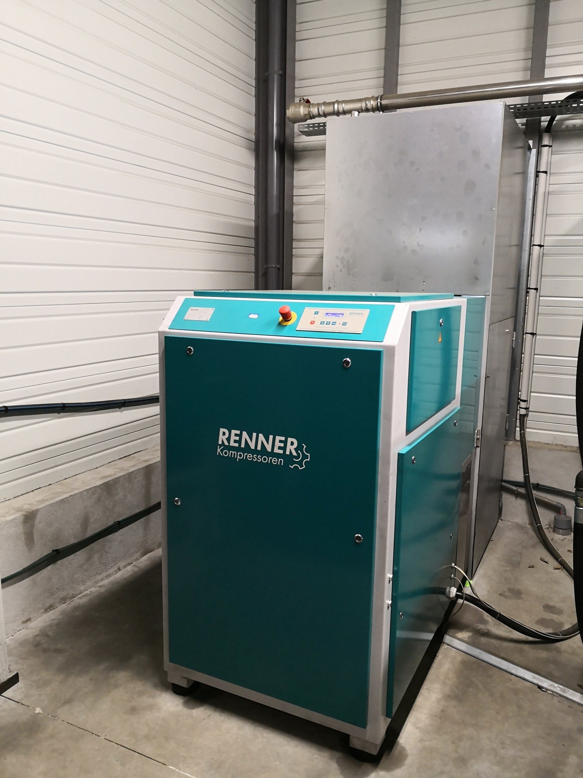 Compresseur d'air bleu sarcelle et blanc, avec le logo RENNER