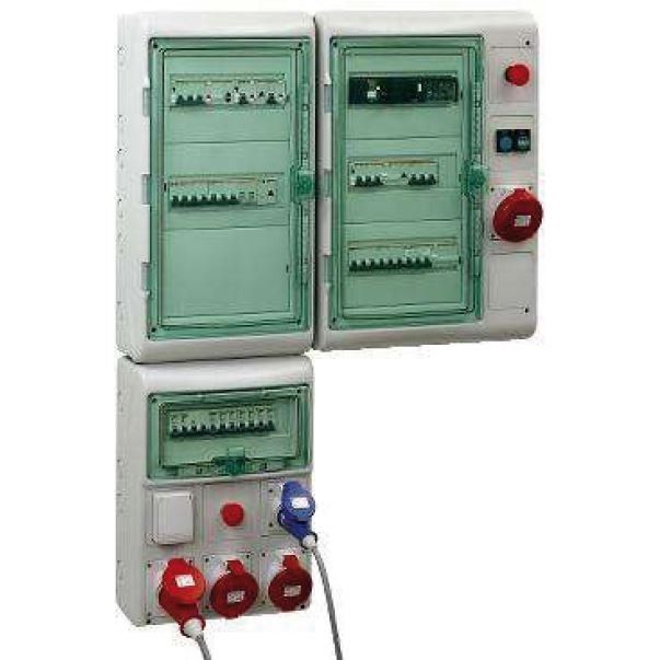 Coffret de distribution électrique avec couvercles en plastique teinté vert, divers interrupteurs et prises de courant colorées.