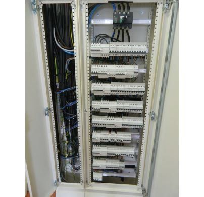 Armoire électrique avec fils et disjoncteurs.