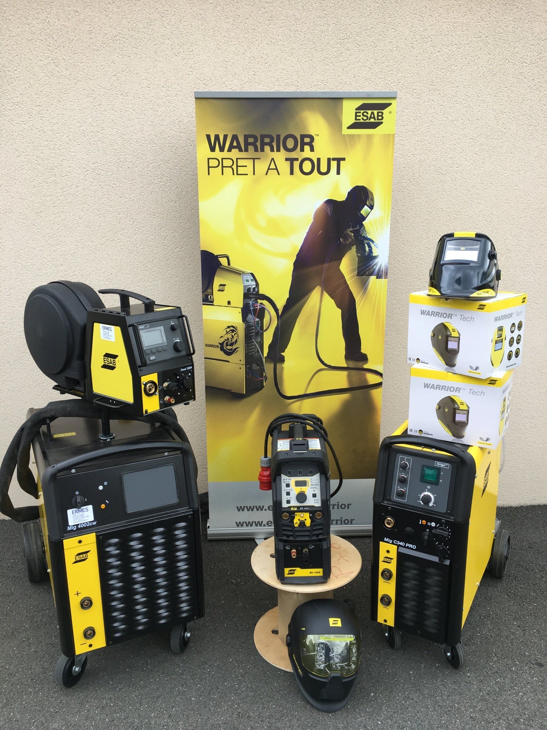 Machines et équipements de soudage jaunes et noirs avec une bannière promotionnelle.