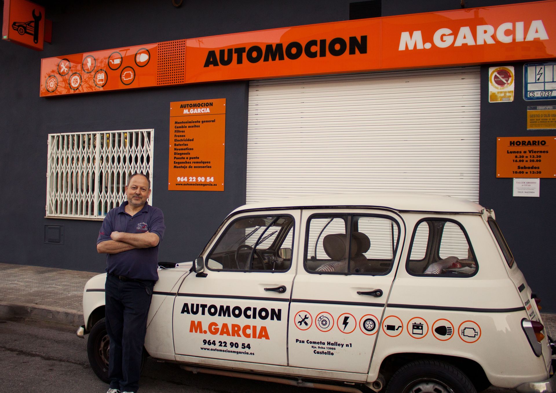 Hombre junto a un coche blanco con la leyenda