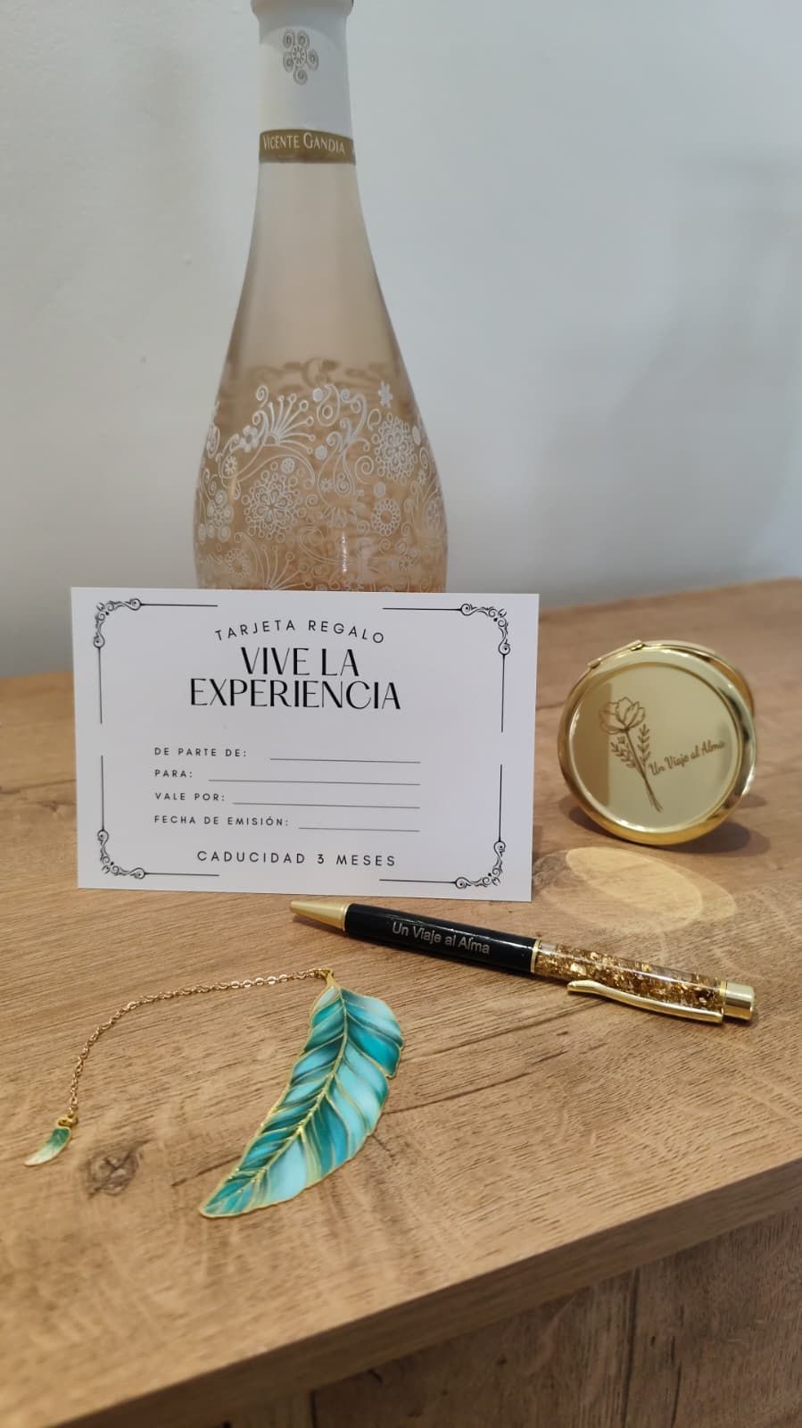 Elegante botella de champán con tapón dorado, tarjeta a juego, bolígrafo .
