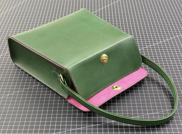 Avocado trapezoid bag with fuchsia lining