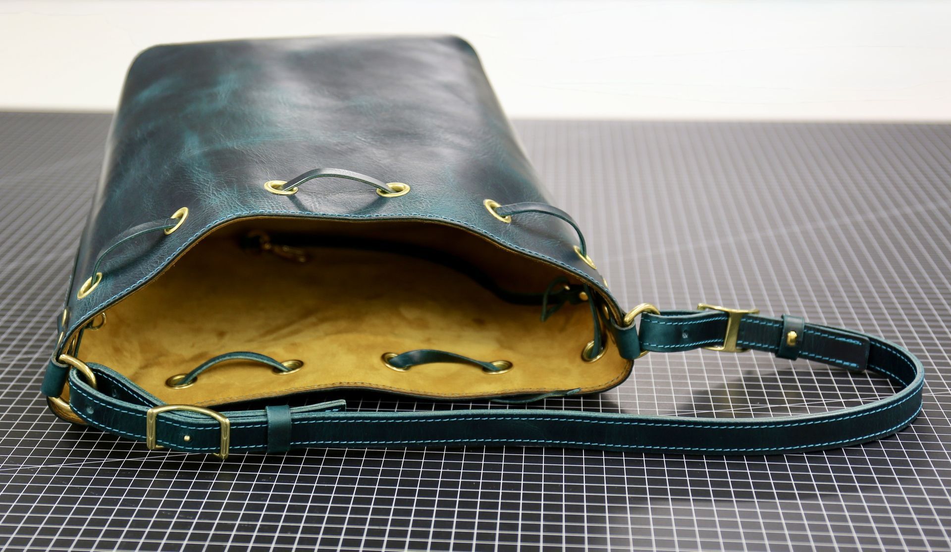 petrol bucket bag and peek at lining
