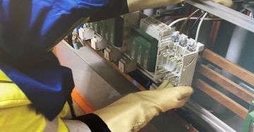 Mitarbeiter der Elektro Stetten AG macht Elektroarbeiten