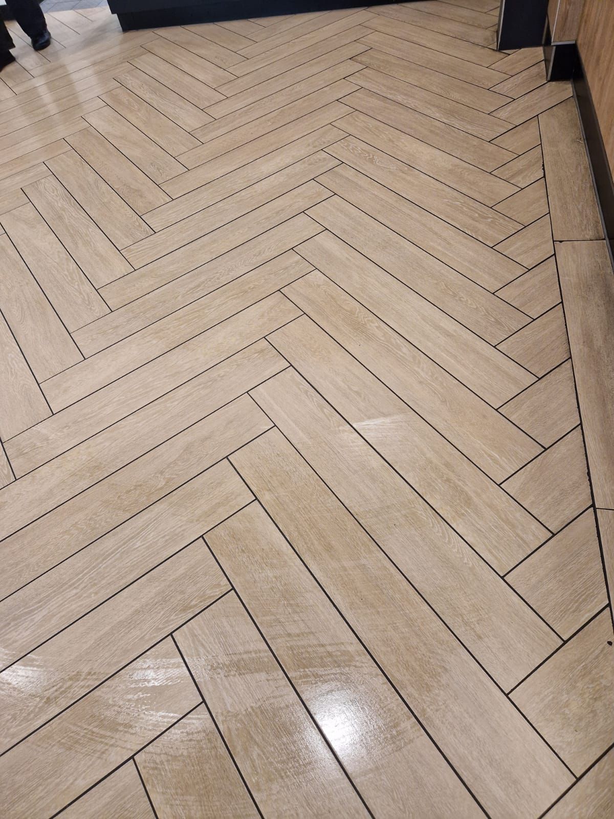 Suelo de madera clara con estampado de espiga.