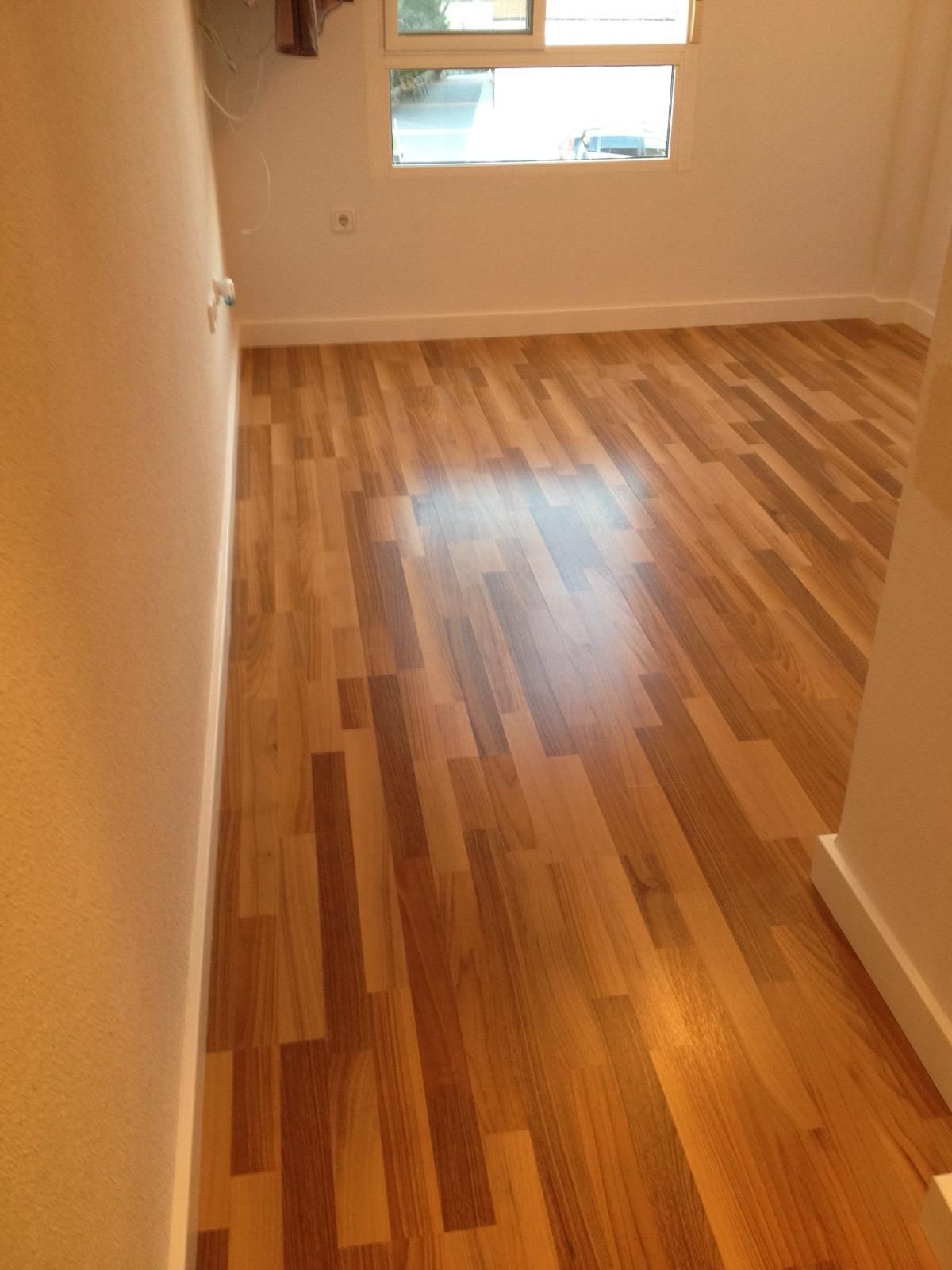 Una habitación con suelo de madera y una ventana
