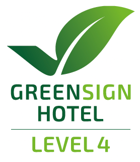Logo des GreenSign Hotels, Ebene 4: ein stilisiertes grünes Blatt-Häkchen über dem Text „GREENSIGN HOTEL“ und „LEVEL 4“.