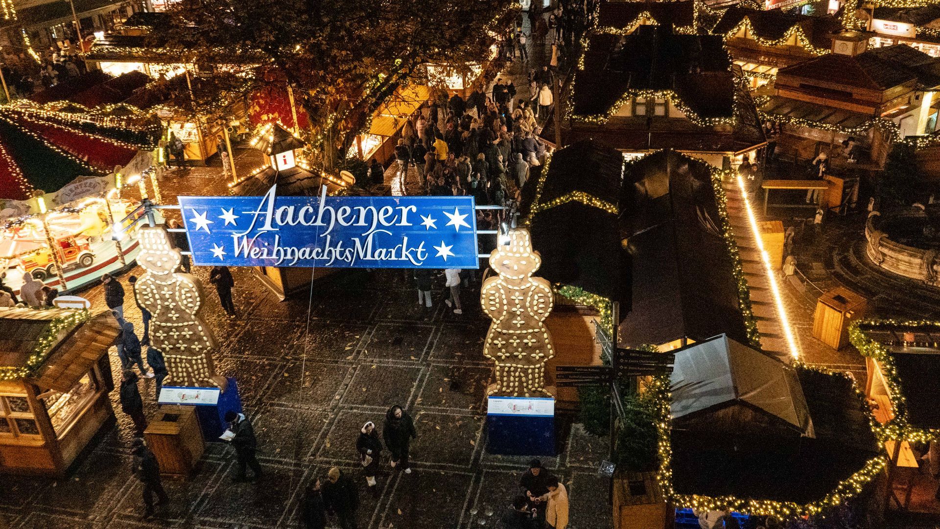 Hoteleingang mit großen Säulen und dem Schriftzug „Quellenhof“ über der Tür.