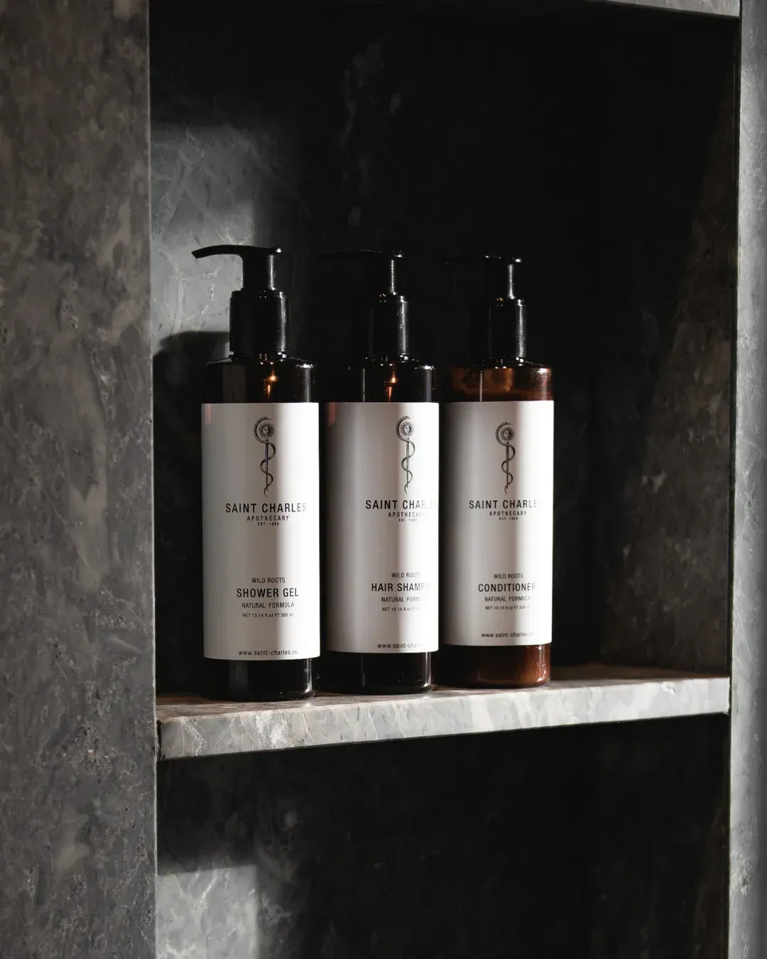 Ein Müllsammelboot navigiert über einen verschmutzten See, im Hintergrund erheben sich Berge.