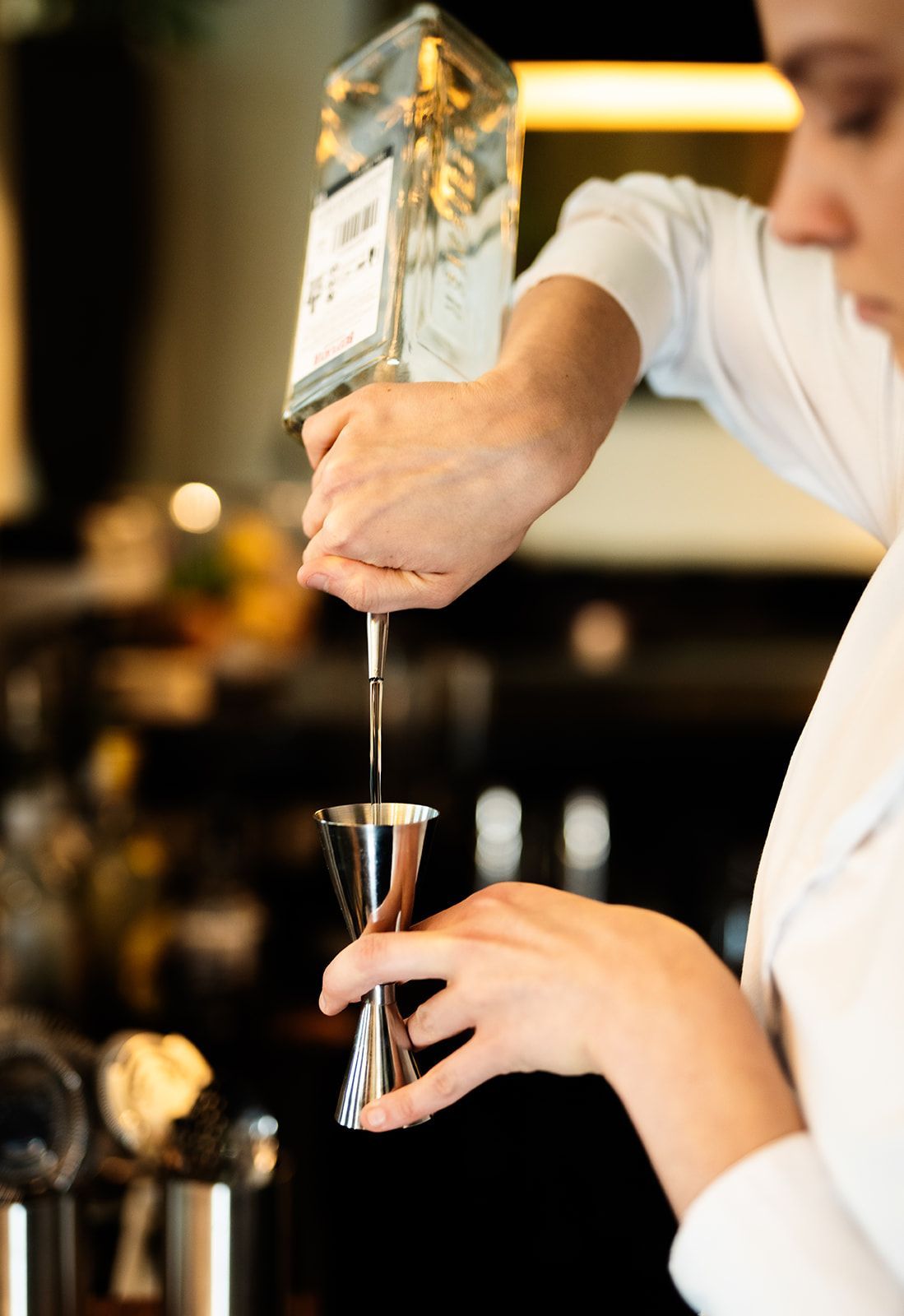 Gin-Cocktail im Stielglas mit Zitrusfrüchten, Kräutern und Eis.