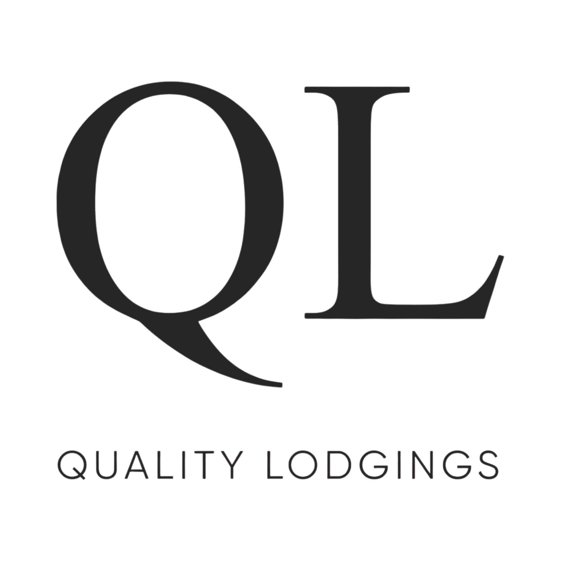Ein schwarzes Logo mit den Buchstaben „QL“ über dem Text „QUALITY LODGINGS“ zentriert auf weißem Hintergrund.