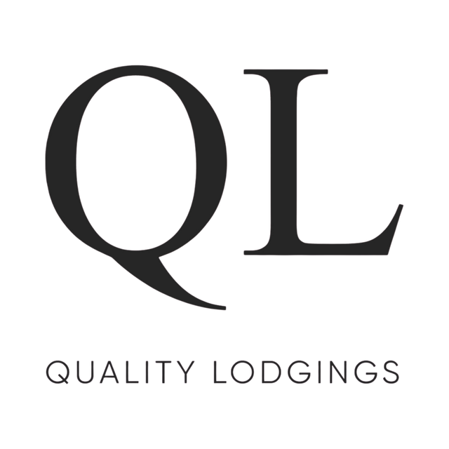 Ein schwarzes Logo mit den Buchstaben „QL“ über dem Text „QUALITY LODGINGS“ zentriert auf weißem Hintergrund.