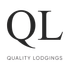Ein schwarzes Logo mit den Buchstaben „QL“ über dem Text „QUALITY LODGINGS“ zentriert auf weißem Hintergrund.