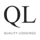 Ein schwarzes Logo mit den Buchstaben „QL“ über dem Text „QUALITY LODGINGS“ zentriert auf weißem Hintergrund.