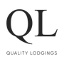Ein schwarzes Logo mit den Buchstaben „QL“ über dem Text „QUALITY LODGINGS“ zentriert auf weißem Hintergrund.