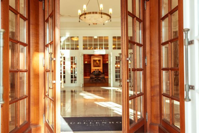 Imposante Eingangsbereich, Lobby im Quellenhof Aachen