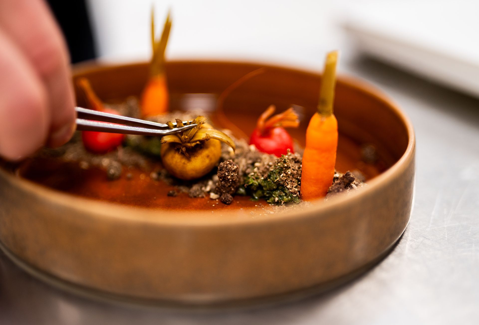 Gin-Cocktail im Stielglas mit Zitrusfrüchten, Kräutern und Eis.