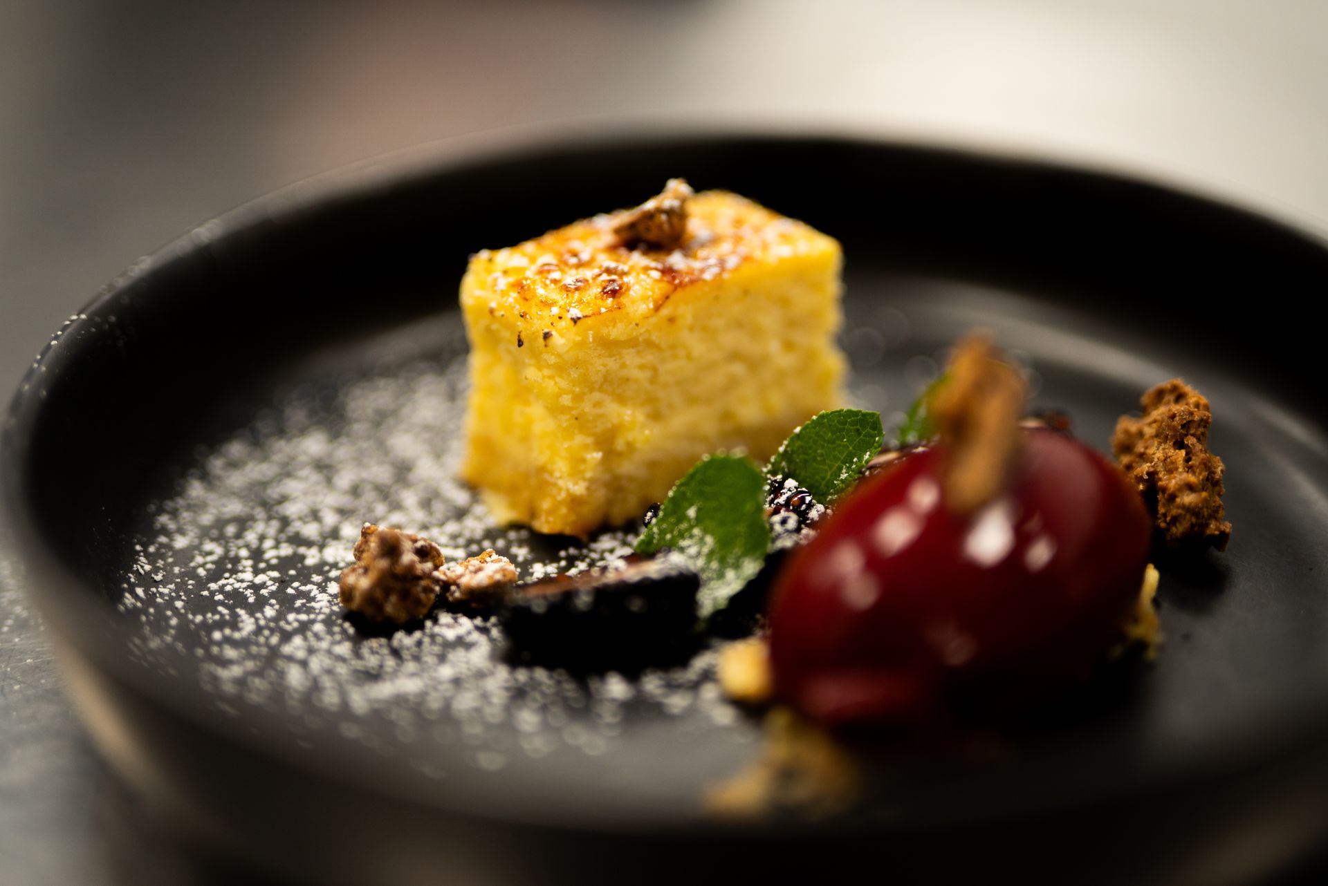 Eine Person isst Pfannkuchen mit Blaubeeren, Sirup und Marmelade auf einem weißen Teller.