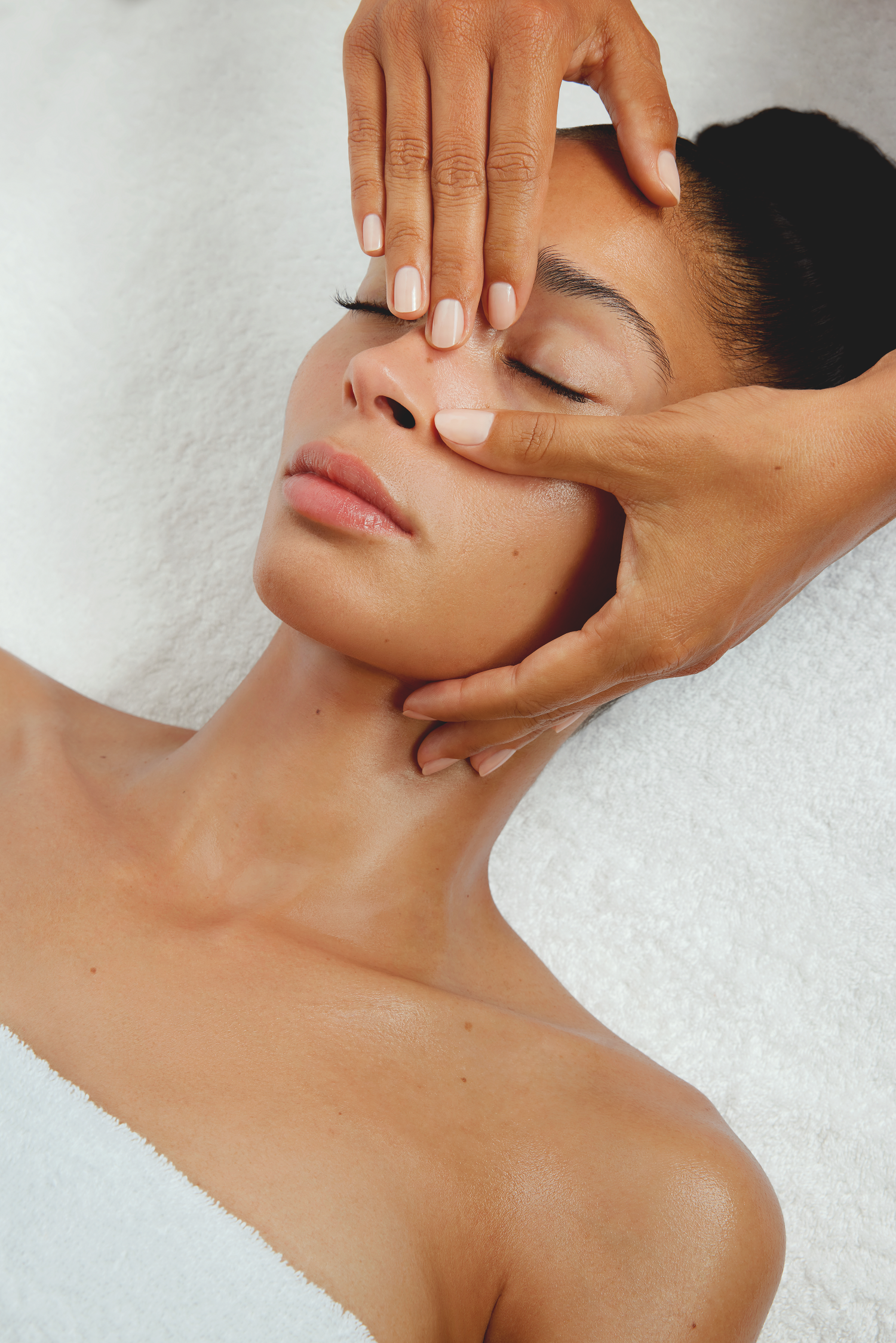 Ein Müllsammelboot navigiert über einen verschmutzten See, im Hintergrund erheben sich Berge.