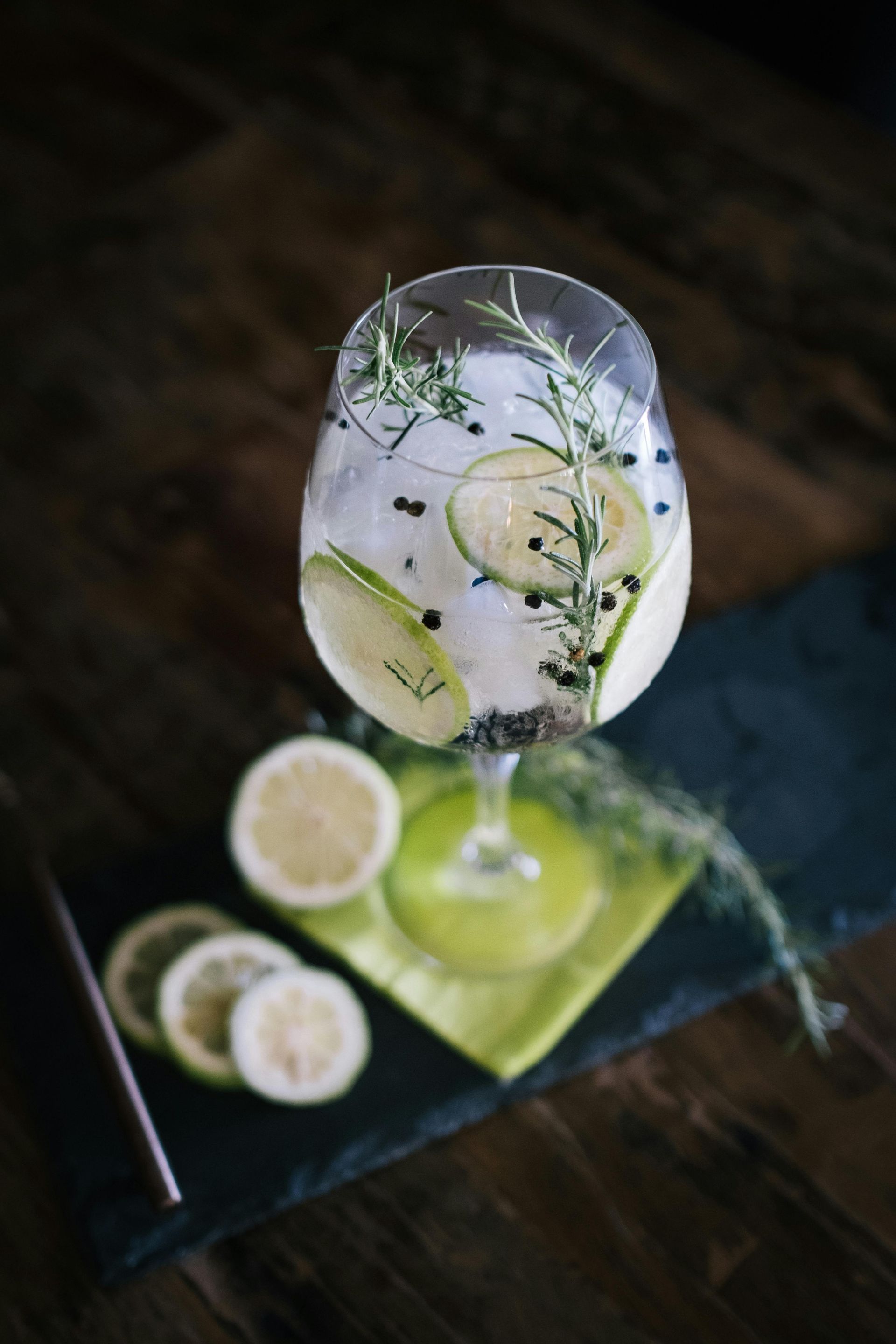Gin-Cocktail im Stielglas mit Zitrusfrüchten, Kräutern und Eis.