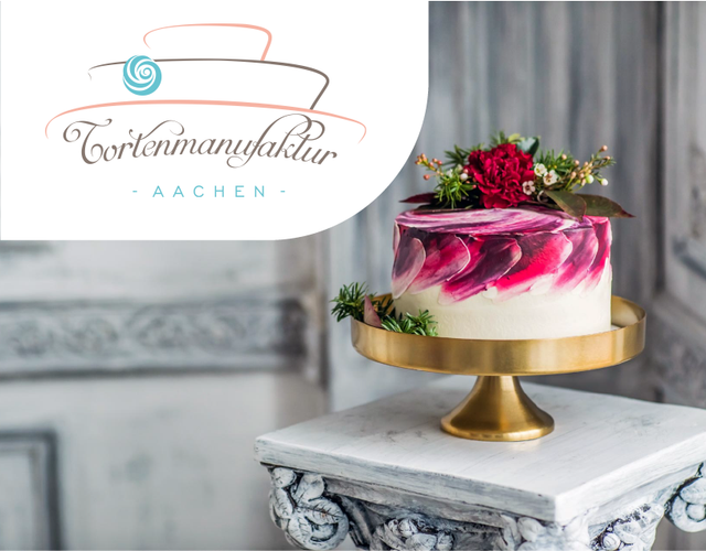 Eine mit roter und weißer Glasur überzogene Torte auf einem goldenen Ständer, verziert mit Blumen.
