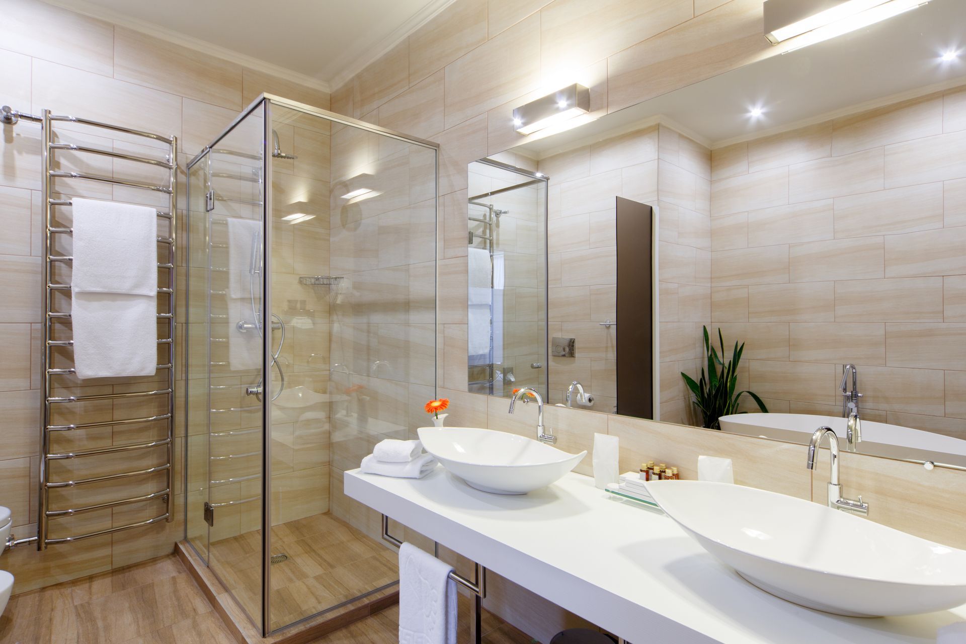 Lavabo blanc d'une salle de bains moderne