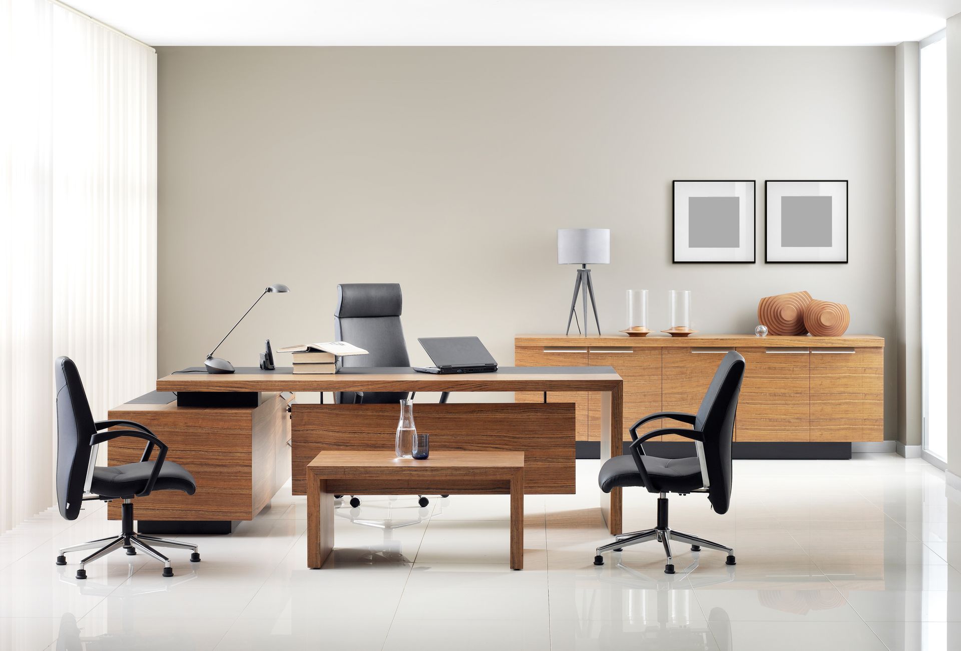 Bureau très moderne avec des meubles en bois et des chaises noires