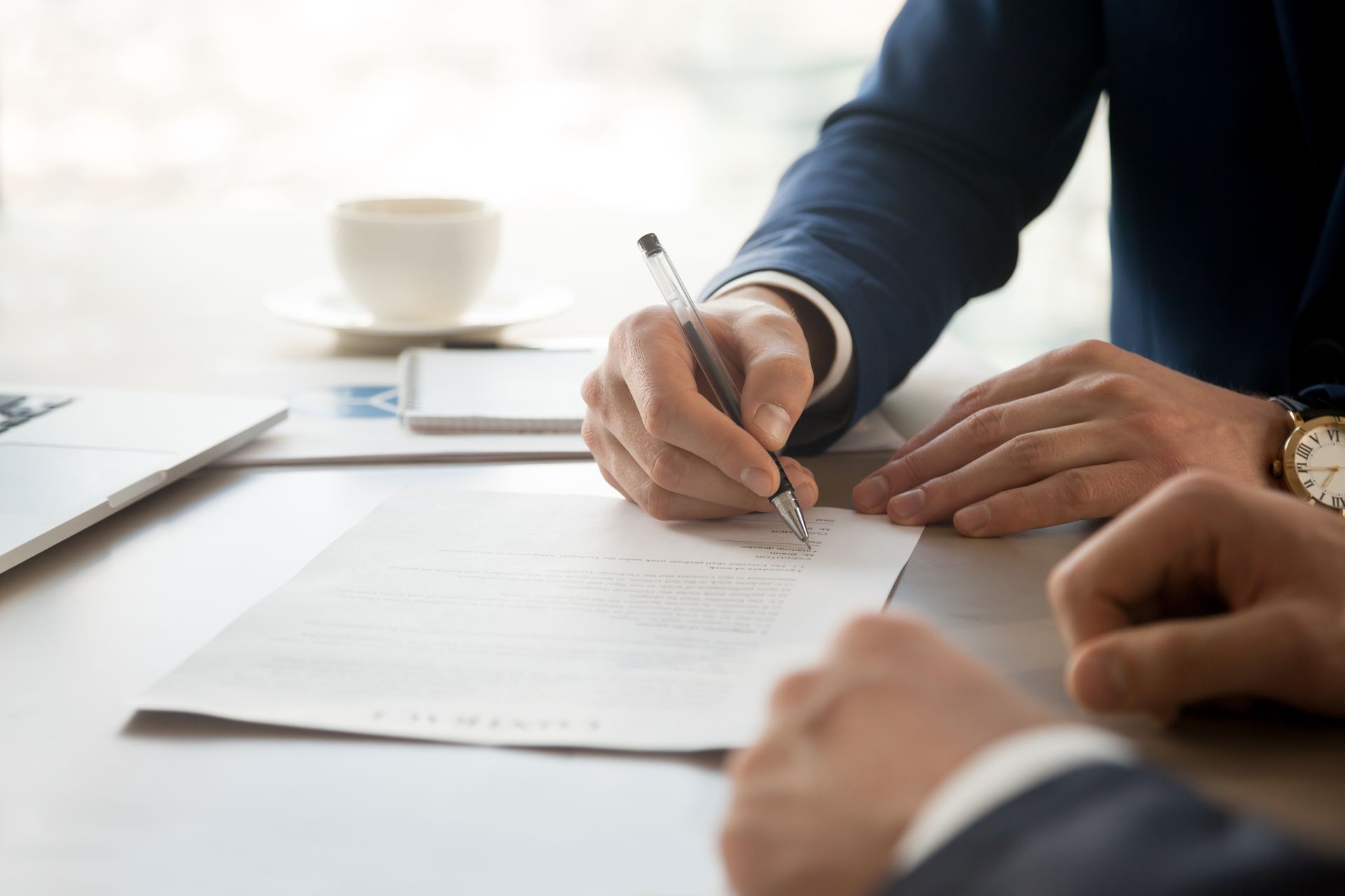 Homme signant un devis avec l'entreprise