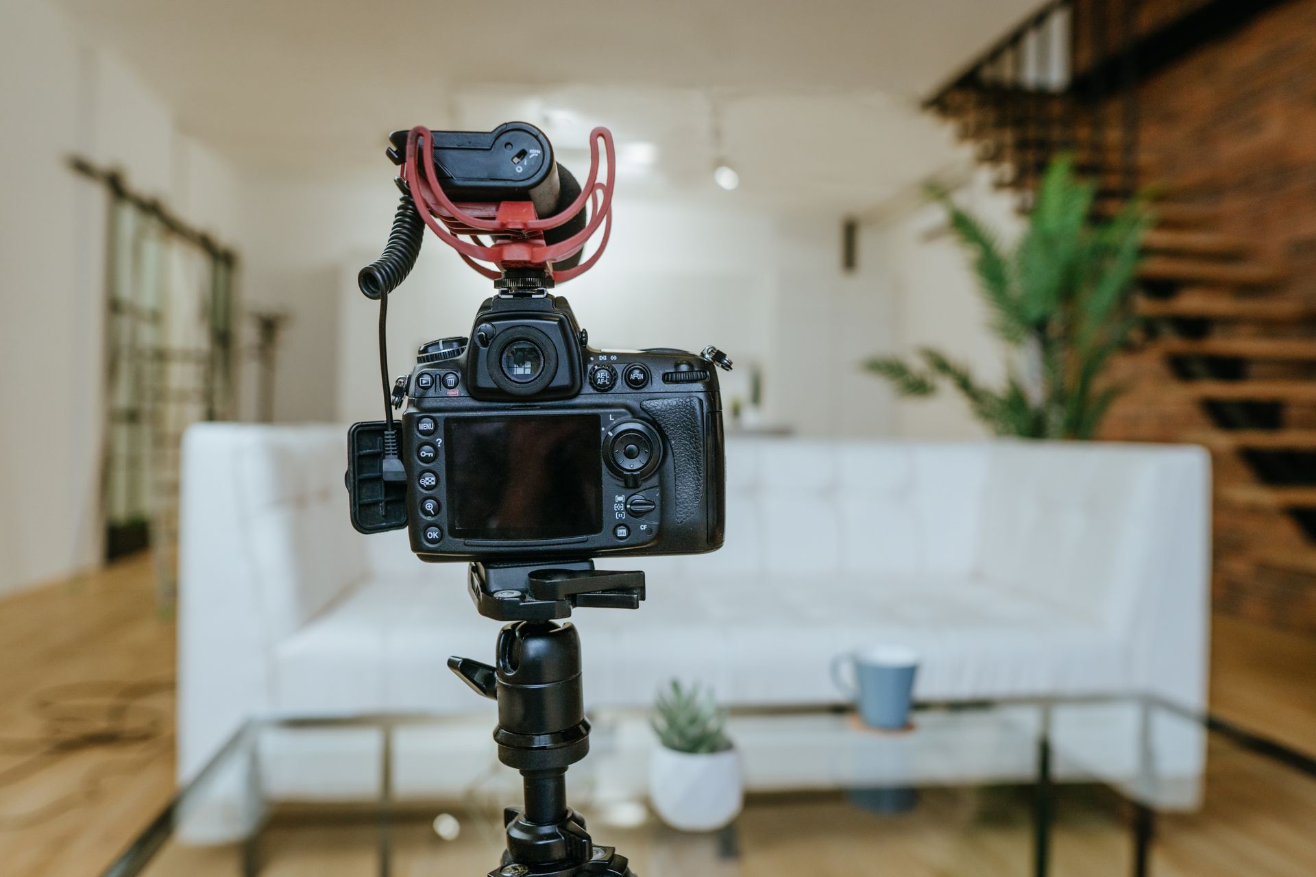 Caméra de photo professionnelle positionnée pour faire des photos de la maison