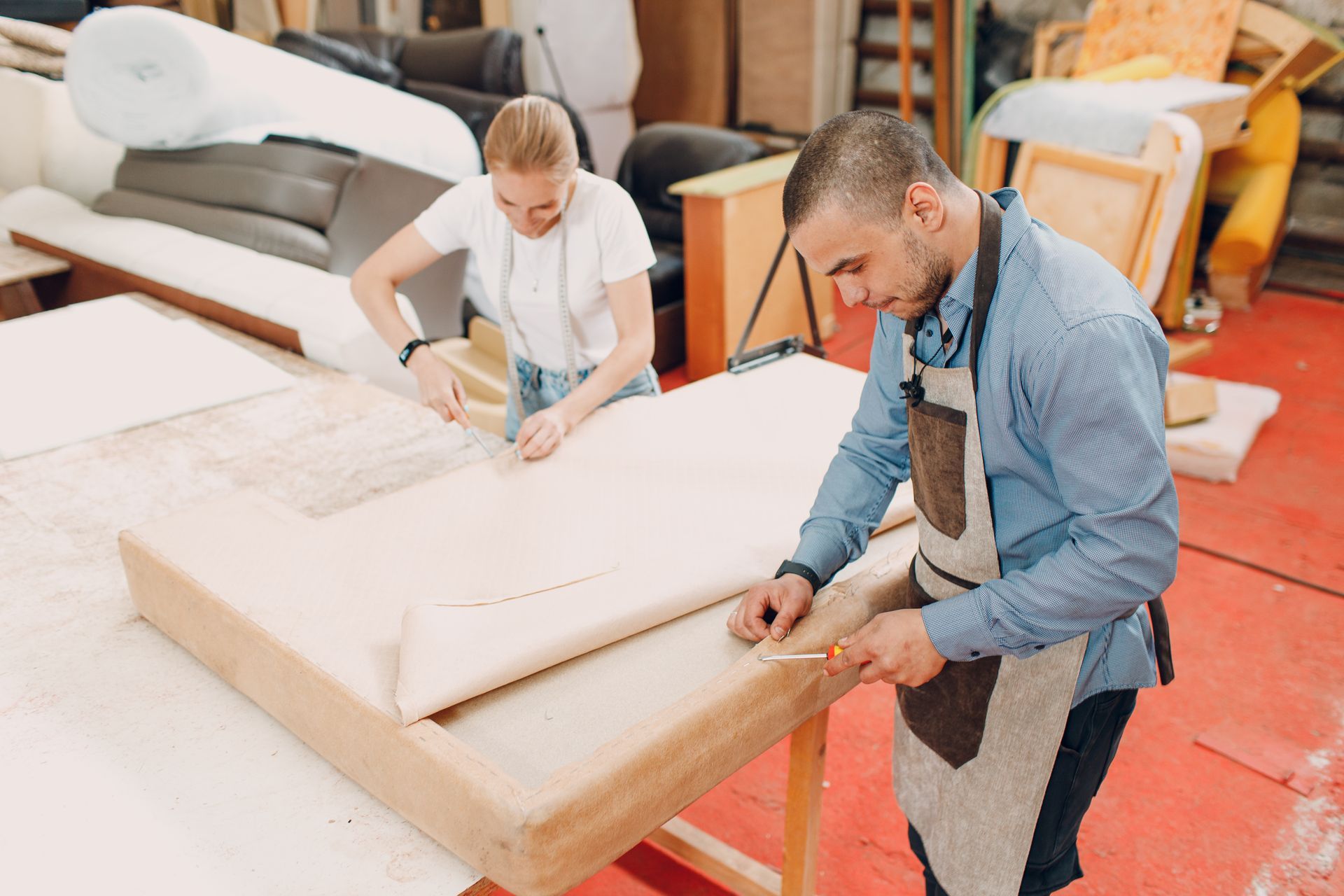 Un homme et une femme experts qui fabriquent un mobilier