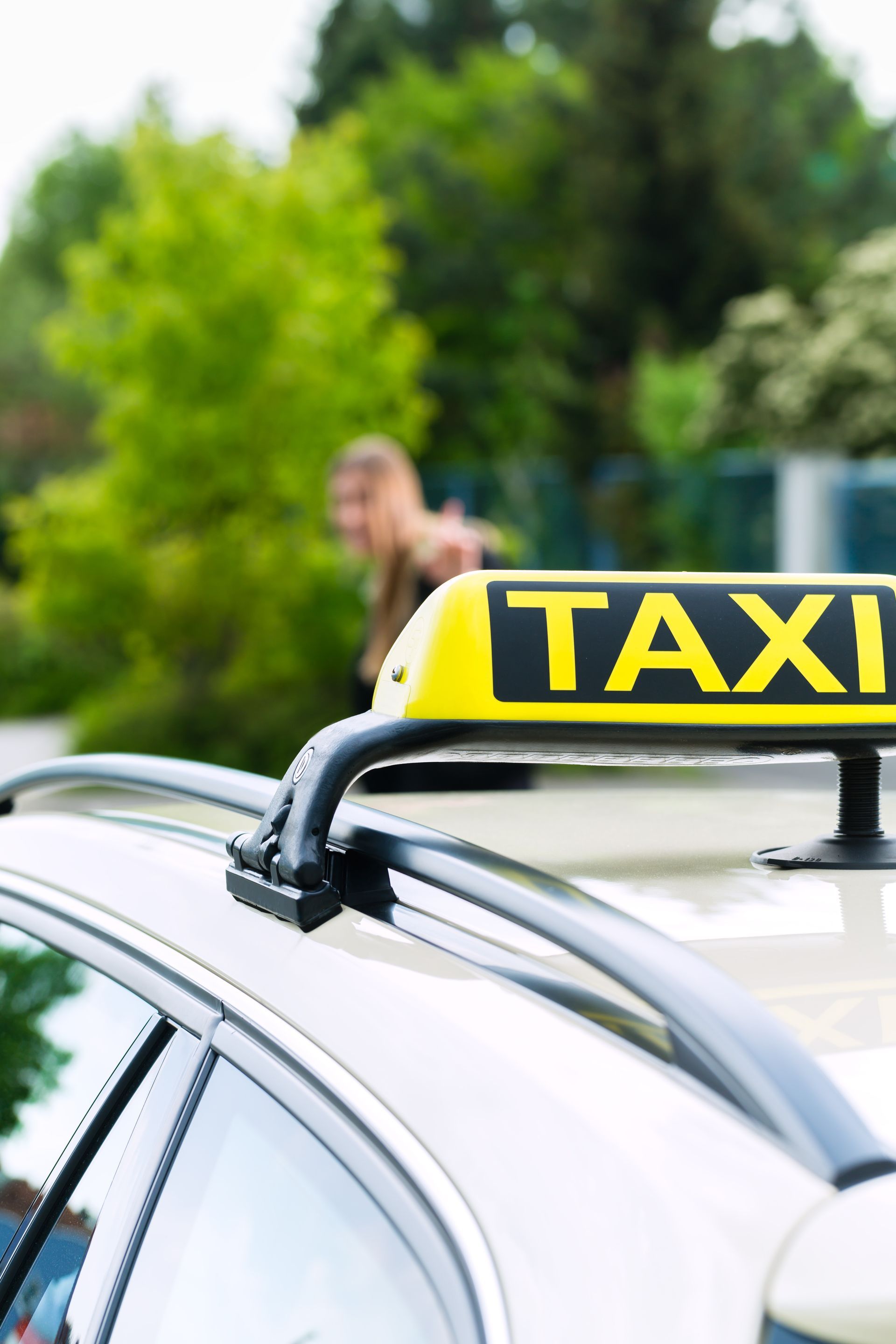 Taxi avec panneau TAXI illuminé sur le toit de la voiture.