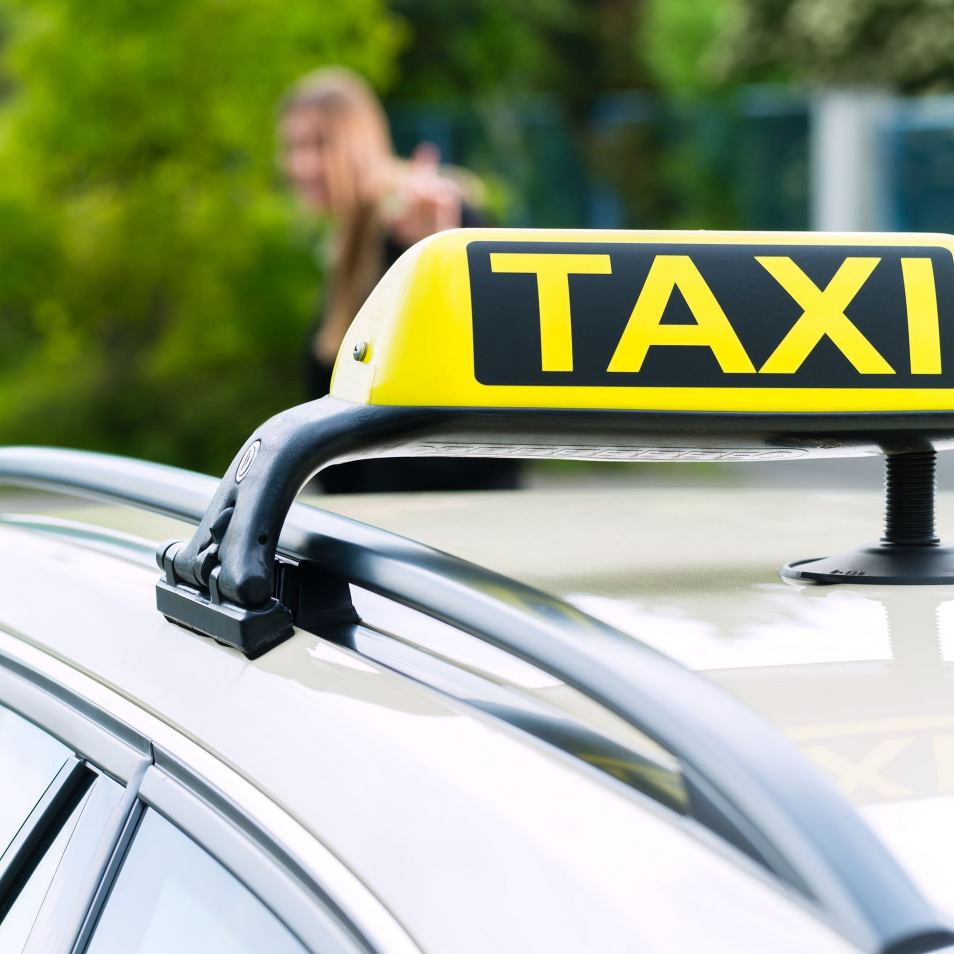 Taxi avec un panneau jaune sur le toit.