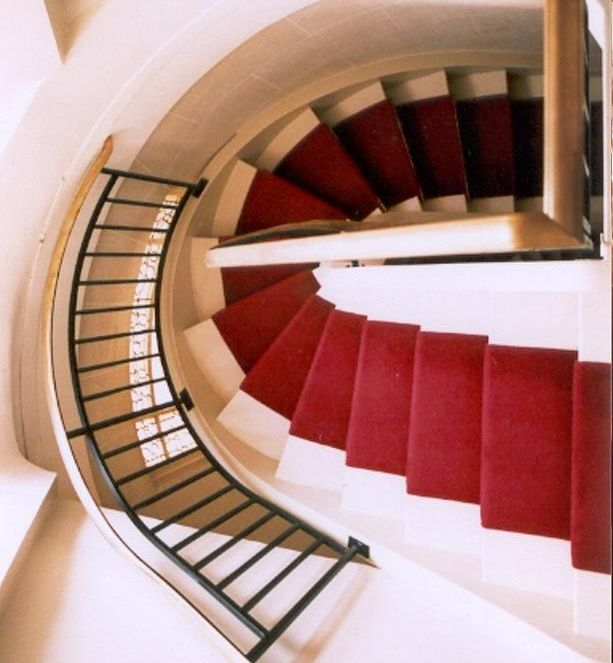 Escalier tapis rouge