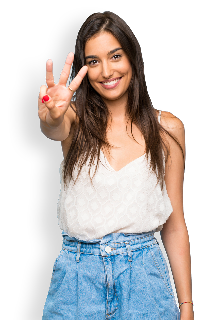 Femme qui fait un signe trois avec ses mains