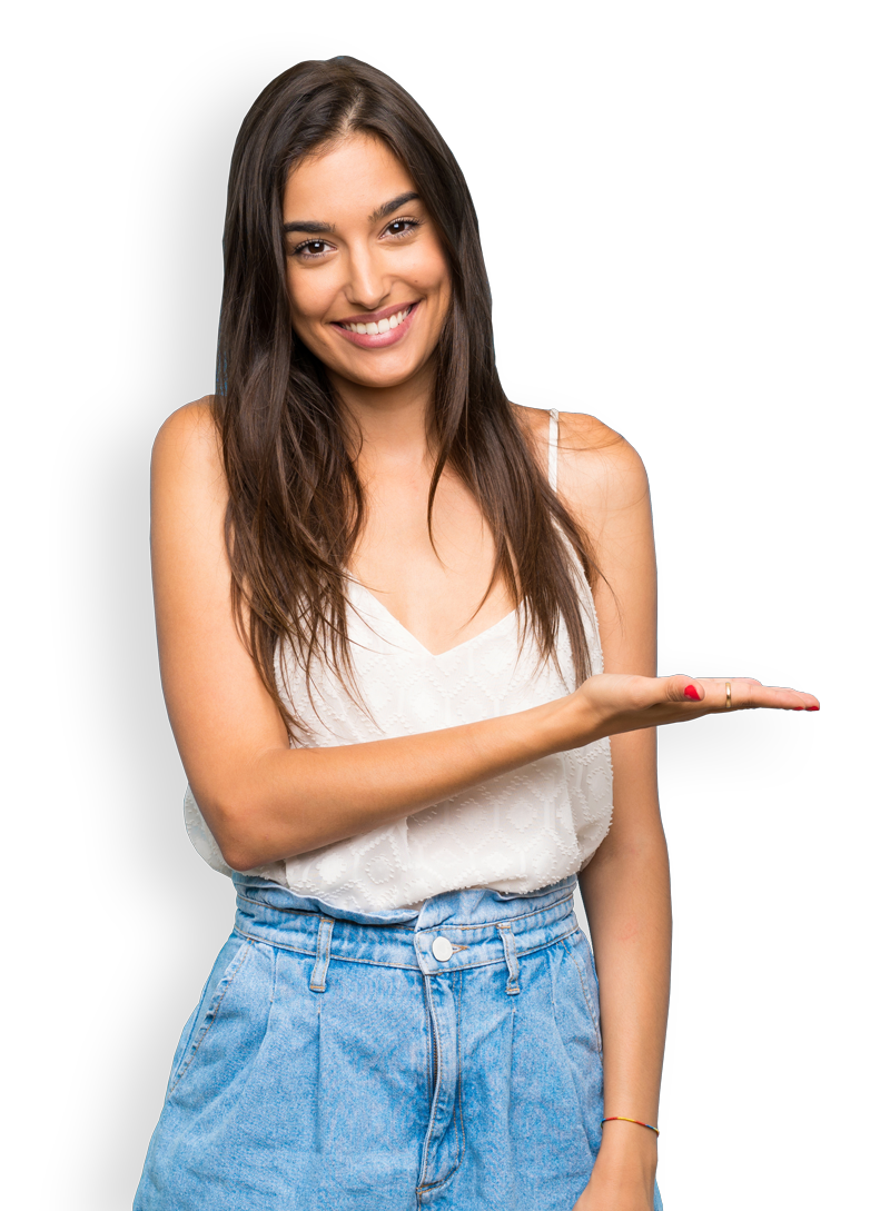 Femme habillée en blanc qui indique une direction