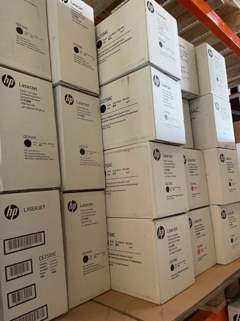 Autre vue de cartons blancs de toners de la marque HP