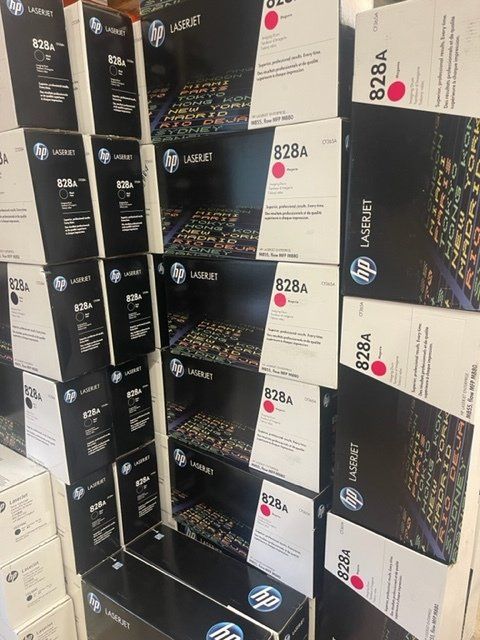 Cartons blanc et noir de toners de la marque HP