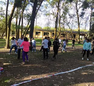 Un grupo de personas está bailando en un parque.