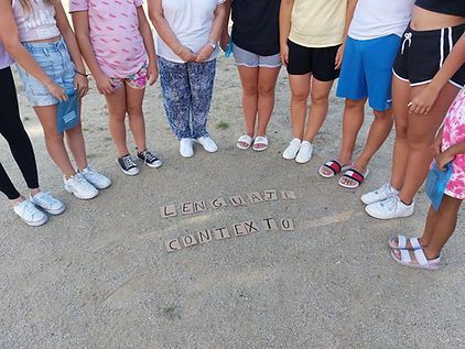 Un grupo de chicas jóvenes están paradas en círculo en el suelo.
