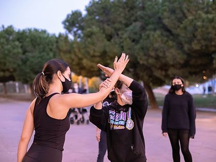 Un grupo de personas con mascarillas se encuentran en un parque.