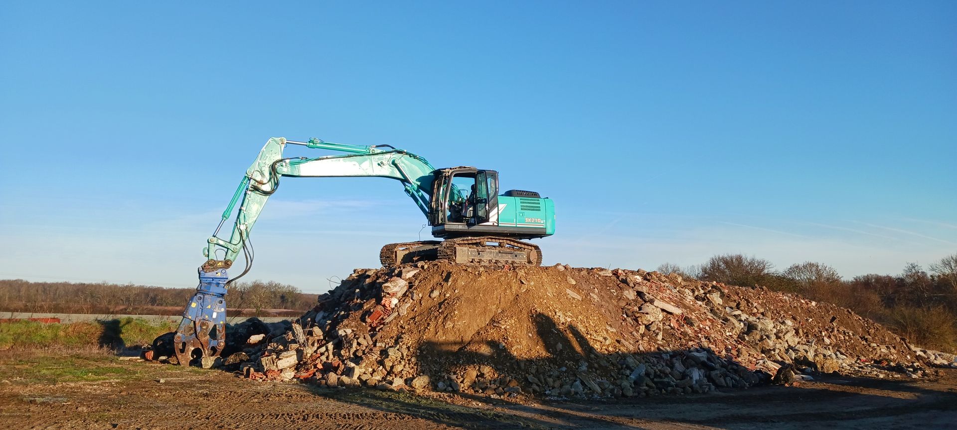 Un engin de travaux sur un tas de terre.