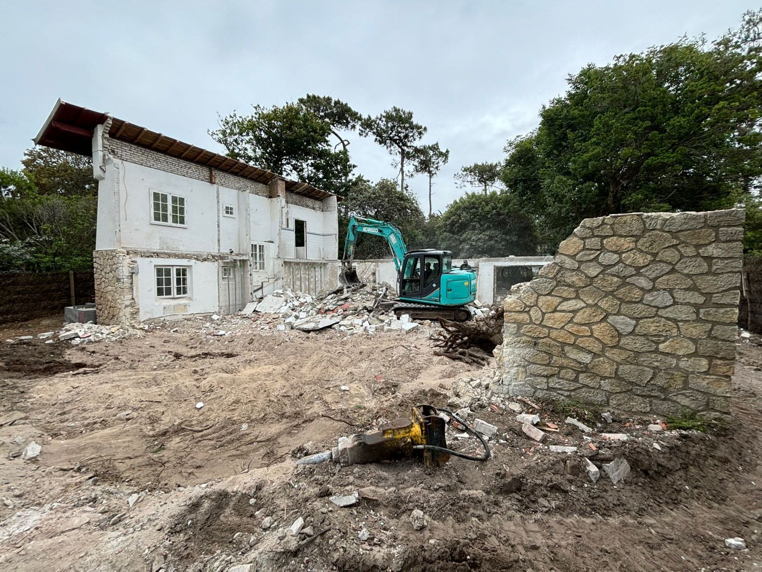 Les restes d'une maison en grande partie démolie.