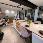 Une cuisine avec une table et des chaises dedans.